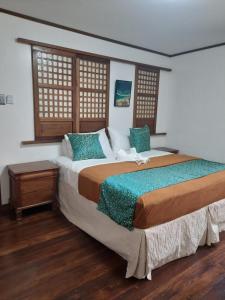 a bedroom with a large bed and two windows at Bale in Malabañas