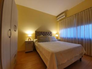 a bedroom with a large bed and a window at Arenas de Colón in Colón +19 photos