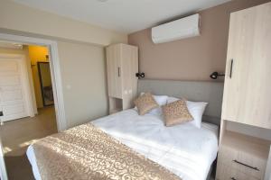 A bed or beds in a room at Beyaz Melek Apart Hotel