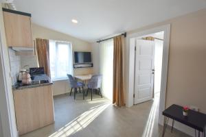 A kitchen or kitchenette at Beyaz Melek Apart Hotel