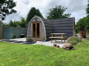 une petite maison avec une table de pique-nique dans une cour dans l'établissement Silverspring Hideaways, à Constantine