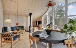 uma sala de estar com mesa e cadeiras em Amazing Home In Vejby With Kitchen em Vejby