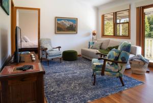 Bilpin的住宿－The Artists Retreat，客厅配有沙发和桌椅
