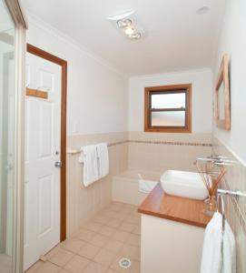 ein Badezimmer mit einem weißen Waschbecken und einem WC in der Unterkunft The Artists Retreat in Bilpin