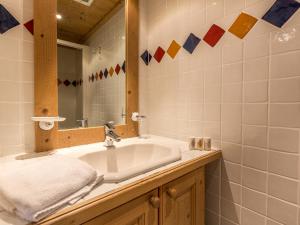 uma casa de banho com um lavatório e um espelho em Appartement Saint-Martin-de-Belleville, 4 pièces, 8 personnes - FR-1-461-16 em Saint-Martin-de-Belleville