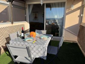 Nápoje v ubytovaní T2 cabine avec terrasse, parking et animaux acceptés à 100m de la plage - FR-1-702-38