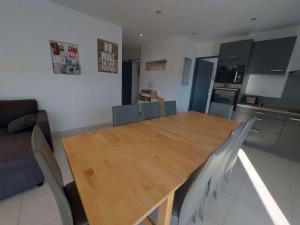 Zdjęcie z galerii obiektu Appartement climatisé 4 pièces avec wifi, terrasse et parking à 150m de la plage - FR-1-326-780 w mieście Marseillan