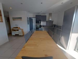 Zdjęcie z galerii obiektu Appartement climatisé 4 pièces avec wifi, terrasse et parking à 150m de la plage - FR-1-326-780 w mieście Marseillan