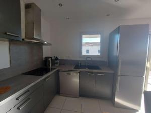 Zdjęcie z galerii obiektu Appartement climatisé 4 pièces avec wifi, terrasse et parking à 150m de la plage - FR-1-326-780 w mieście Marseillan +14 zdjęć