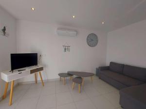 Zdjęcie z galerii obiektu Appartement climatisé 4 pièces avec wifi, terrasse et parking à 150m de la plage - FR-1-326-780 w mieście Marseillan