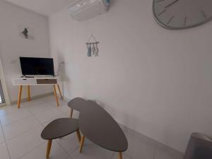 Zdjęcie z galerii obiektu Appartement climatisé 4 pièces avec wifi, terrasse et parking à 150m de la plage - FR-1-326-780 w mieście Marseillan