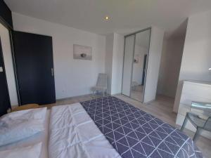 Zdjęcie z galerii obiektu Appartement climatisé 4 pièces avec wifi, terrasse et parking à 150m de la plage - FR-1-326-780 w mieście Marseillan