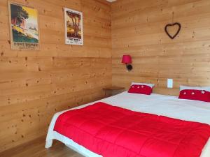 Posteľ alebo postele v izbe v ubytovaní Appartement cosy 3 pièces, 6 pers, proche centre Font-Romeu, télécabines, avec parking et balcon - FR-1-580-85