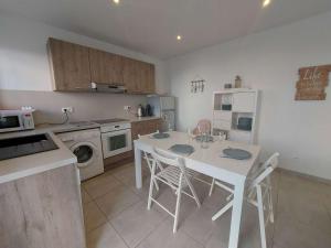 Zdjęcie z galerii obiektu Appartement climatisé pour 7 pers. avec terrasse et parking à 150 m de la plage, wifi inclus - FR-1-326-779 w mieście Marseillan