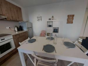 Zdjęcie z galerii obiektu Appartement climatisé pour 7 pers. avec terrasse et parking à 150 m de la plage, wifi inclus - FR-1-326-779 w mieście Marseillan