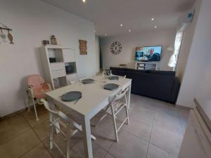 Zdjęcie z galerii obiektu Appartement climatisé pour 7 pers. avec terrasse et parking à 150 m de la plage, wifi inclus - FR-1-326-779 w mieście Marseillan