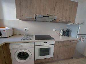 Zdjęcie z galerii obiektu Appartement climatisé pour 7 pers. avec terrasse et parking à 150 m de la plage, wifi inclus - FR-1-326-779 w mieście Marseillan