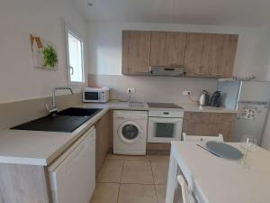 Zdjęcie z galerii obiektu Appartement climatisé pour 7 pers. avec terrasse et parking à 150 m de la plage, wifi inclus - FR-1-326-779 w mieście Marseillan