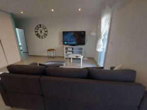 Zdjęcie z galerii obiektu Appartement climatisé pour 7 pers. avec terrasse et parking à 150 m de la plage, wifi inclus - FR-1-326-779 w mieście Marseillan +11 zdjęć