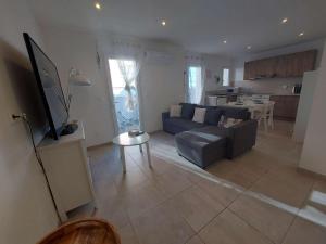 Zdjęcie z galerii obiektu Appartement climatisé pour 7 pers. avec terrasse et parking à 150 m de la plage, wifi inclus - FR-1-326-779 w mieście Marseillan