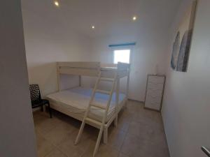 Zdjęcie z galerii obiektu Appartement climatisé pour 7 pers. avec terrasse et parking à 150 m de la plage, wifi inclus - FR-1-326-779 w mieście Marseillan