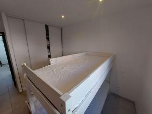 Zdjęcie z galerii obiektu Appartement climatisé pour 7 pers. avec terrasse et parking à 150 m de la plage, wifi inclus - FR-1-326-779 w mieście Marseillan