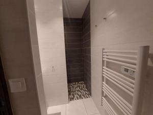 Zdjęcie z galerii obiektu Appartement climatisé pour 7 pers. avec terrasse et parking à 150 m de la plage, wifi inclus - FR-1-326-779 w mieście Marseillan