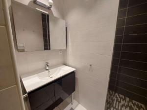 Zdjęcie z galerii obiektu Appartement climatisé pour 7 pers. avec terrasse et parking à 150 m de la plage, wifi inclus - FR-1-326-779 w mieście Marseillan