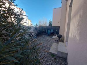Zdjęcie z galerii obiektu Appartement climatisé pour 7 pers. avec terrasse et parking à 150 m de la plage, wifi inclus - FR-1-326-779 w mieście Marseillan