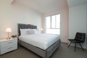 Modern Apartment Rentals客房内的一张或多张床位
