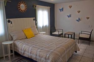 Giường trong phòng chung tại Linda casa azul ubicada en el corazón de Pátzcuaro