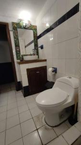 Phòng tắm tại Linda casa azul ubicada en el corazón de Pátzcuaro