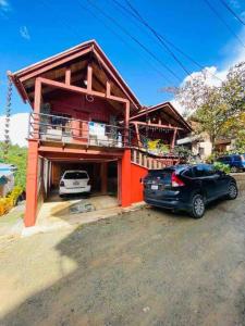 dom z samochodem zaparkowanym przed nim w obiekcie Primavera en Jarabacoa-contacto con la naturaleza w mieście Jarabacoa
