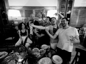 Villa SPACE في يوناواتونا: مجموعة من الناس واقفين حول طاولة مع الشمبانيا
