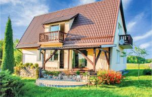 una casa con techo rojo en un patio verde en Stunning Home In Lidzbark Warminski With House Sea View en Lidzbark Warmiński