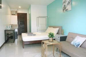 ein Wohnzimmer mit einem Bett und einem Sofa in der Unterkunft Casa D’ Hiyas Homestay Panglao, Bohol in Panglao