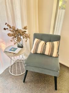 Posezení v ubytování Cosy Apartment at Sebel Twin Waters Resort w Private Garden - 2 Mins Walk to Beach & River