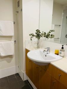 Koupelna v ubytování Cosy Apartment at Sebel Twin Waters Resort w Private Garden - 2 Mins Walk to Beach & River