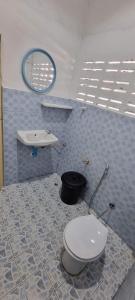ein Badezimmer mit Toilette und Waschbecken in der Unterkunft The TANA house in Chiang Mai