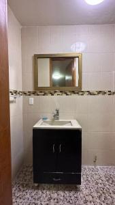 y baño con lavabo y espejo. en Casa Shalom Puebla, en Puebla