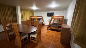 普埃布拉的住宿－卡薩沙洛姆普埃布拉酒店，一间带桌椅的用餐室和一间卧室