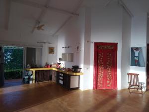 - une cuisine avec une porte rouge dans une chambre dans l'établissement Baan Zourite seaview villa, à Ko Mak