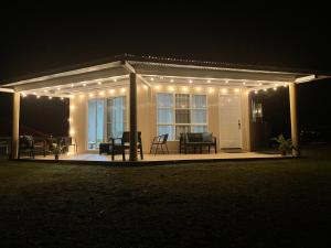 una casa con luces en la parte delantera por la noche en Casa Armadillo, en Almirante