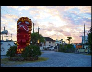 une grande statue gonflable pour chien dans un parking dans l'établissement They are NOT HOUSE - Vacation STAY 86998, à Okinawa