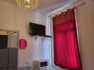 TV a/nebo společenská místnost v ubytování Calme studio