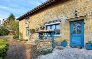 una casa con una puerta azul y un pilar de piedra en Lovely Home In Germont With House A Panoramic View, 