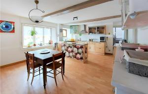 sala de estar con mesa y cocina en Lovely Home In Germont With House A Panoramic View, 