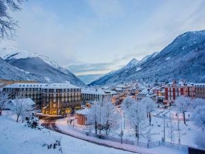 コトレにあるAppartement Cauterets, 1 pièce, 4 personnes - FR-1-401-45の山々を背景に雪に覆われた都市