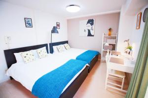 Postel nebo postele na pokoji v ubytování HOTEL AARON通天西