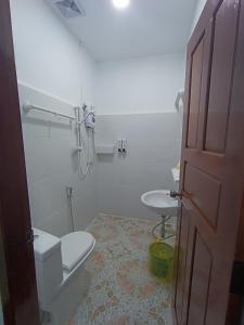 Ban Thôngchai-Tai的住宿－ເຮືອນພັກບີວີ(BV Guesthouse)，一间带卫生间和水槽的浴室